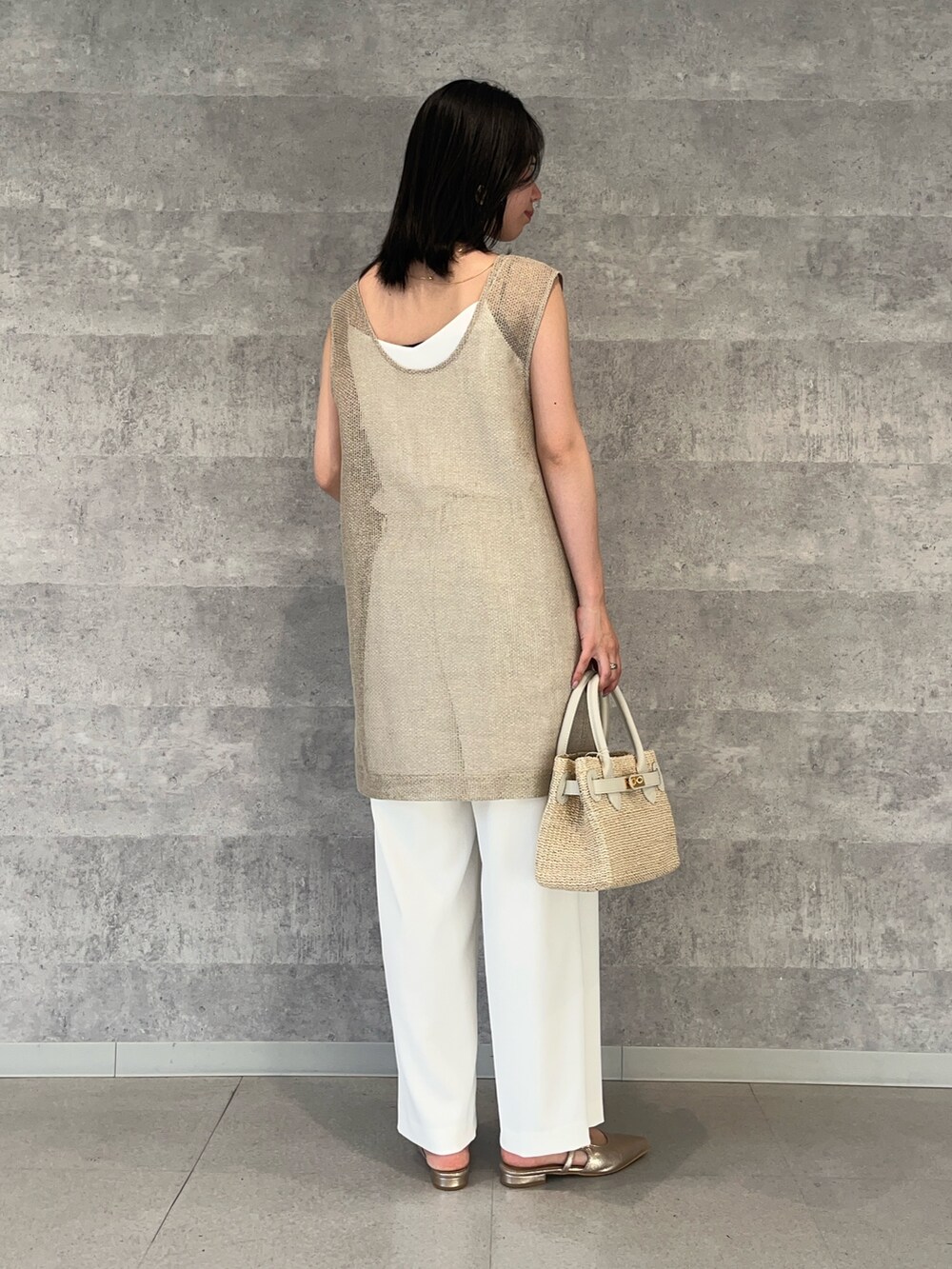 ホワイト系のその他パンツ、ホワイト系のかごバッグ、ホワイト系のキャミソールを着用したレディースの夏コーディネートの6枚目の写真