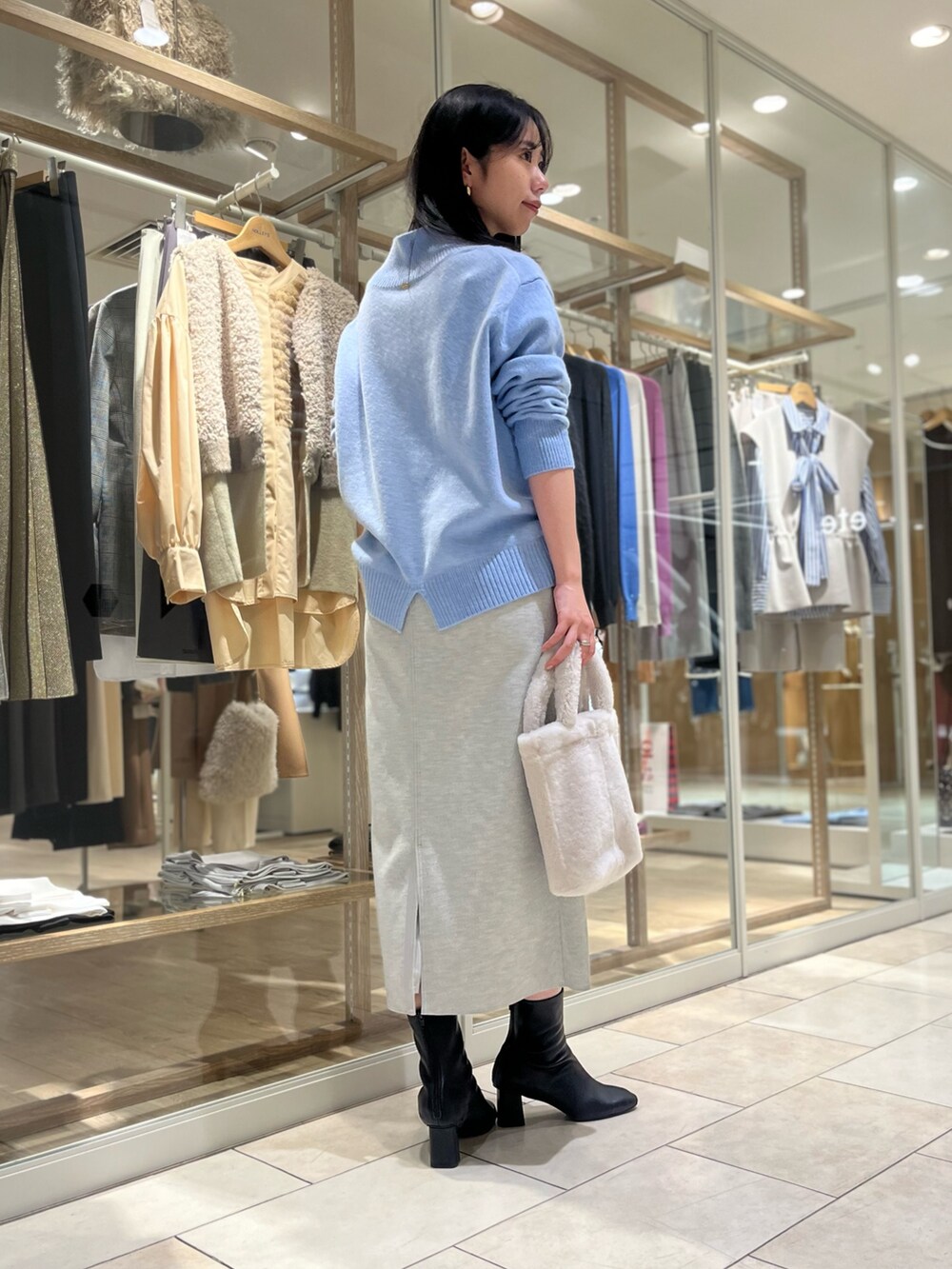 「秋冬コーデ、オトナカジュアル、きれいめカジュアル、キレイめ、オトナカワイイ、着回しコーデ、高身長女子、大人コーデ、高身長コーデ、ニット、グレーコーデ、ノーリーズ、タイトスカート、ハイネック、サックスブルー」｜「NOLLEY’Sの【grace grace/グラスグラス】グラス＆ネックレスチェーン（ネックレス、ゴールド系）」を使った、RINAさん（レディース・169cm）の冬コーディネートの4枚目の写真