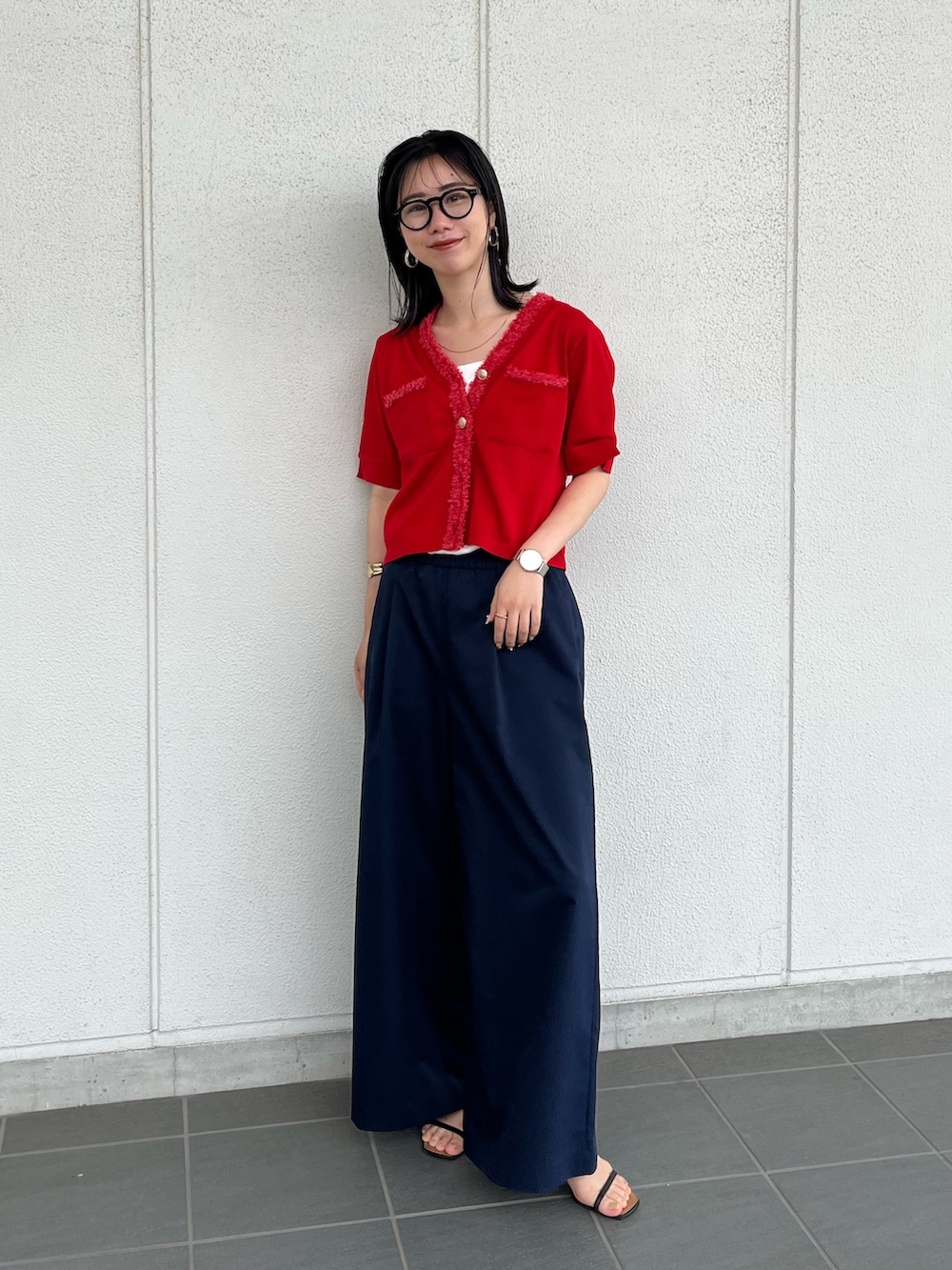 レッド系のカーディガン/ボレロ、ブルー系のその他パンツ、ホワイト系のタンクトップを着用したレディースの春コーディネートの2枚目の写真