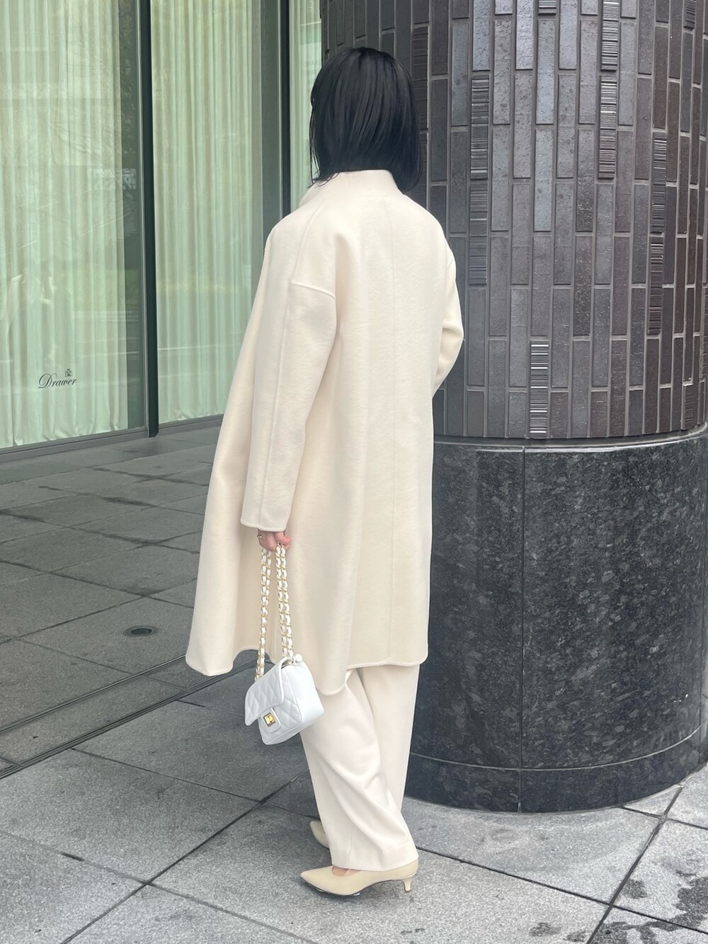 ホワイト系のパンプス、ホワイト系のその他パンツ、ホワイト系のその他アウターを着用したレディースの冬コーディネートの4枚目の写真