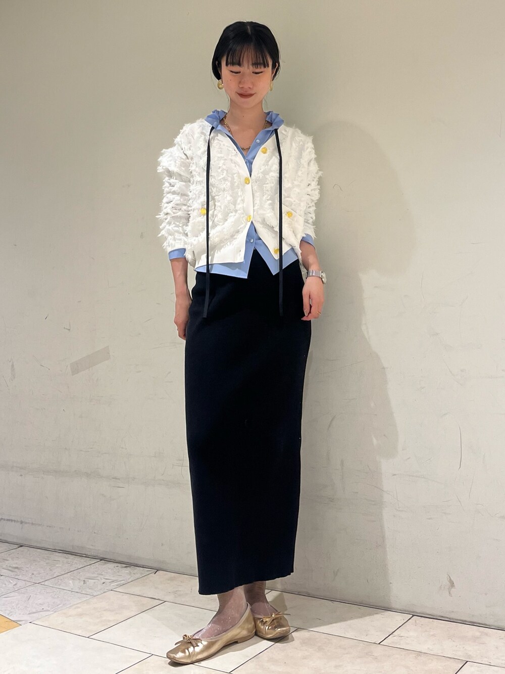 ブラック系のスカート、ブルー系のシャツ/ブラウス、ホワイト系のカーディガン/ボレロを着用したレディースの冬コーディネートの2枚目の写真