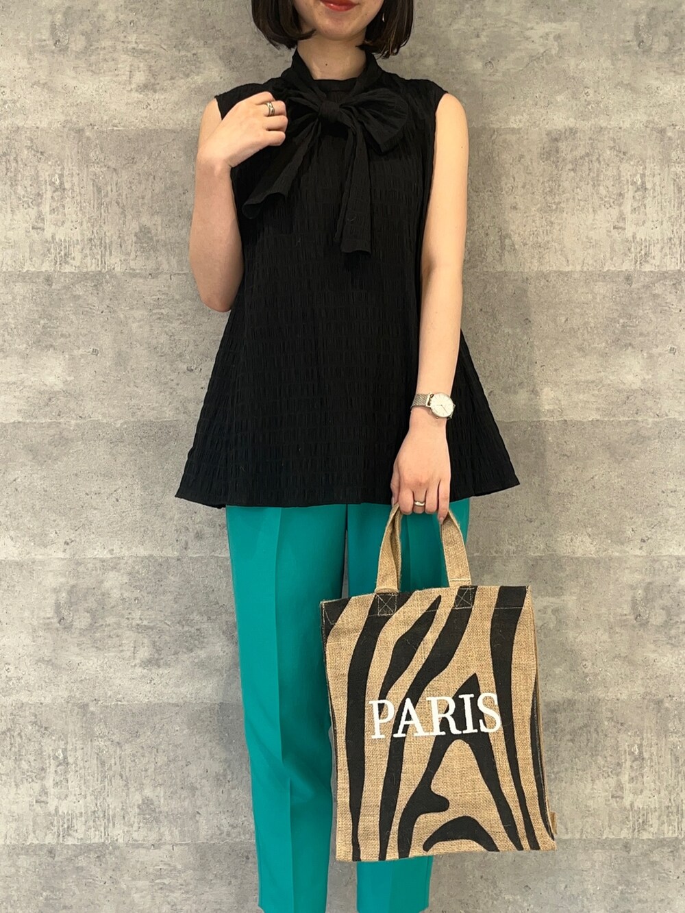 ブラック系のシャツ/ブラウス、グリーン系のその他パンツ、その他のトートバッグを着用したレディースの春コーディネートの5枚目の写真