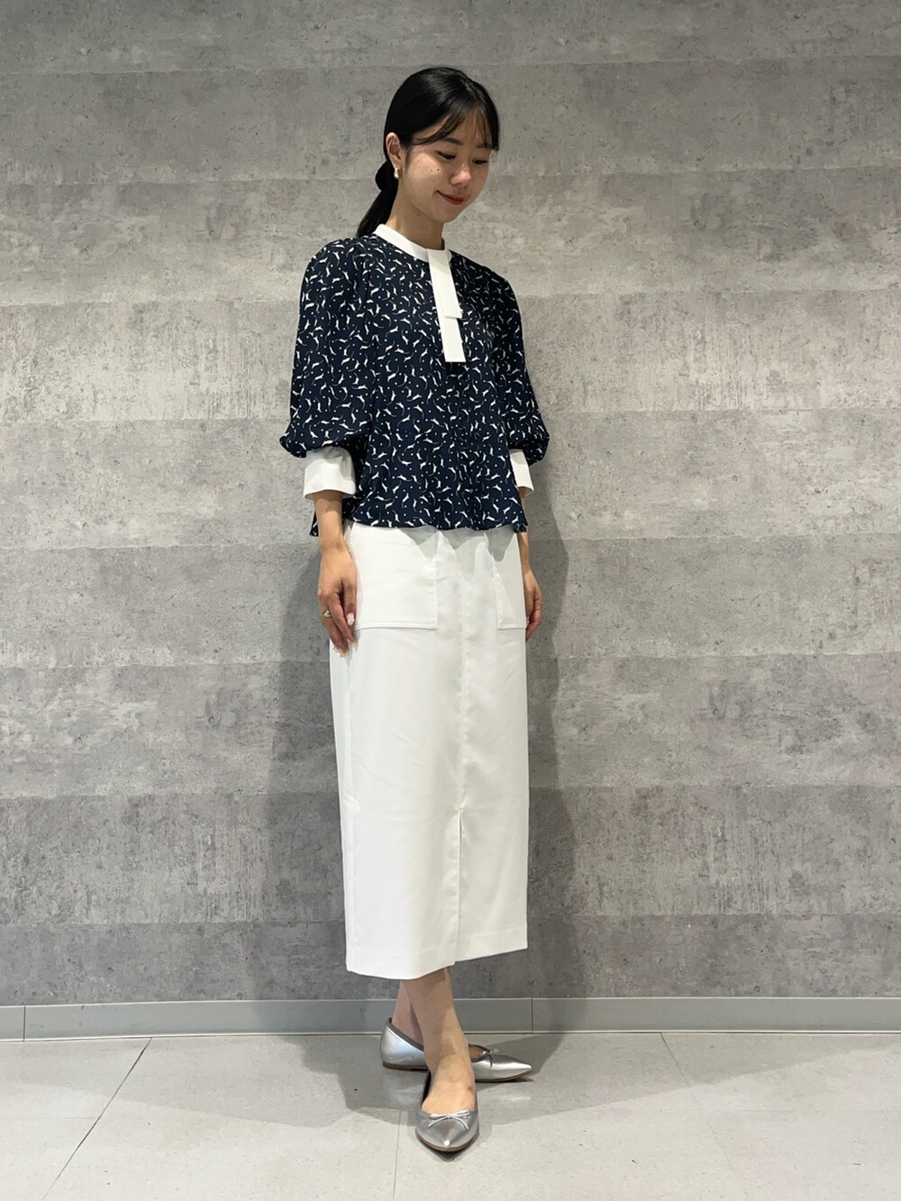 ホワイト系のスカート、ブルー系のシャツ/ブラウスを着用したレディースの秋コーディネートの6枚目の写真