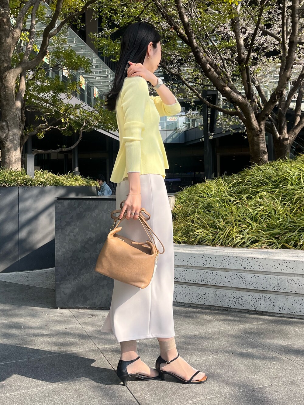 「大人カジュアル、きれいめカジュアル、キレイめ、タイトスカート、スカートスタイル、春コーデ、春夏コーデ、高身長女子、高身長コーデ、ノーリーズ、ノーリーズソフィー、オトナ女子、お出かけコーデ、ショルダーバッグ」｜「NOLLEY’S Sophiのウォッシャブルダンボール前後2WAYタイトスカート（スカート、ベージュ系）」を使った、RINAさん（レディース・169cm）の春コーディネートの3枚目の写真