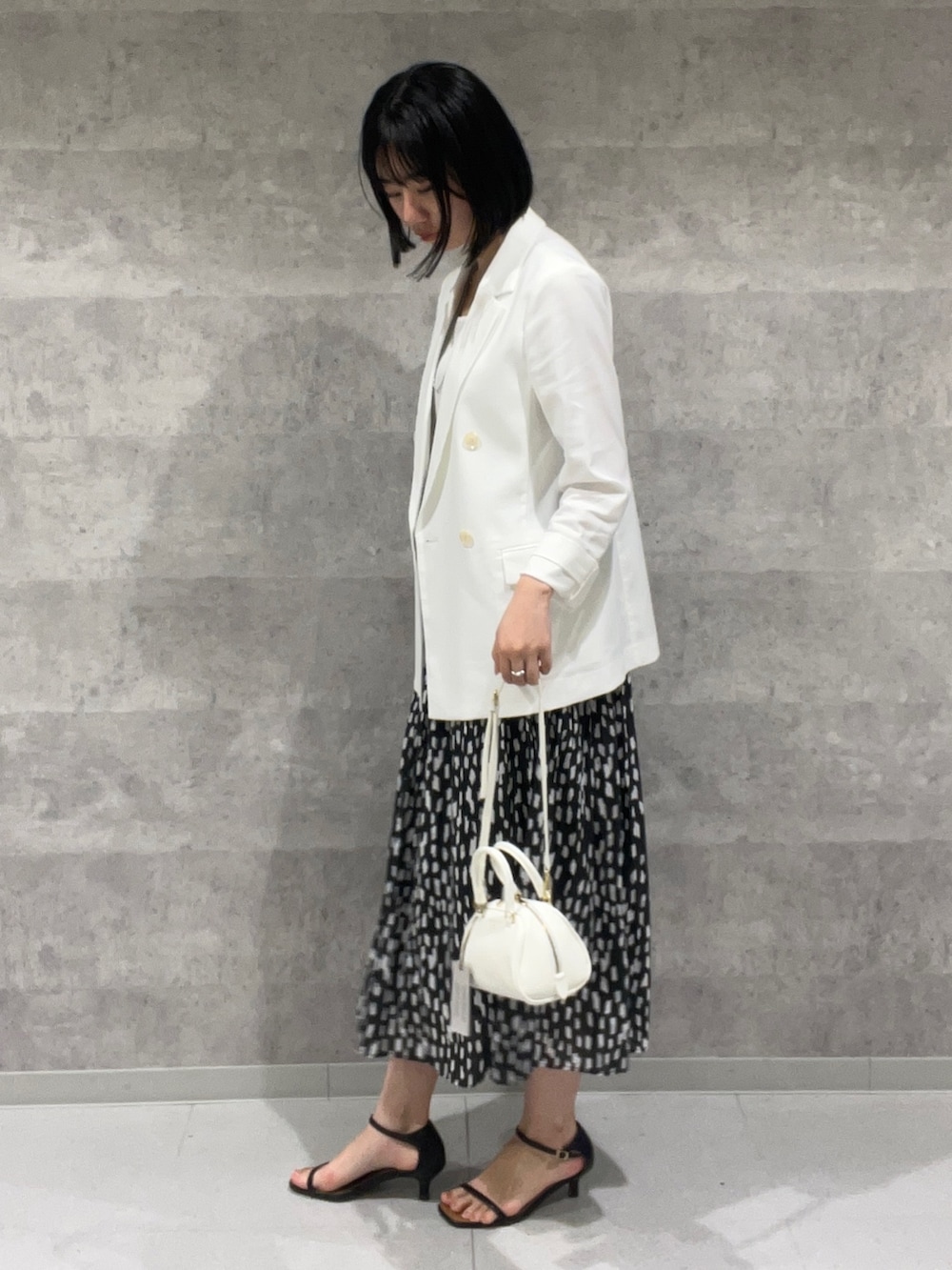 「大人カジュアル、春夏コーデ、今日のコーデ、休日スタイル、春服コーデ、キレイめ、大人かわいい、高身長女子、ホワイトコーデ、ママコーデ、オフィスカジュアル、黒髪、黒髪ボブ、167センチコーデ、キャミソール」｜「NOLLEY’Sのラメゴム割繊プリーツスカート（スカート、ブラック系）」を使った、RINAさん（レディース・167cm）の春コーディネートの3枚目の写真
