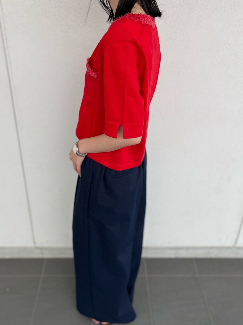 レッド系のカーディガン/ボレロ、ブルー系のその他パンツ、ホワイト系のタンクトップを着用したレディースの春コーディネートの9枚目の写真