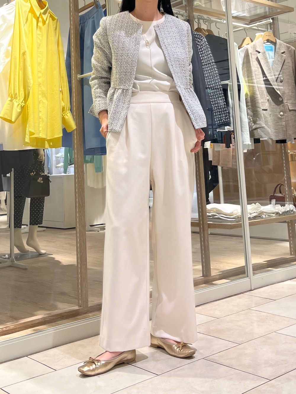 「きれいめカジュアル、キレイめ、大人コーデ、大人女子、オケージョン、セットアップ、ツイード、ツイードジャケット、ワイドパンツ、ノーリーズ、高身長女子、高身長コーデ、入学式、入園式、オフィスカジュアル」｜「NOLLEY’Sの《セットアップ対応》ウォッシャブルウール調サージストレッチタックセミワイドパンツ（その他パンツ、ホワイト系）」を使った、RINAさん（レディース・169cm）の冬コーディネートの2枚目の写真