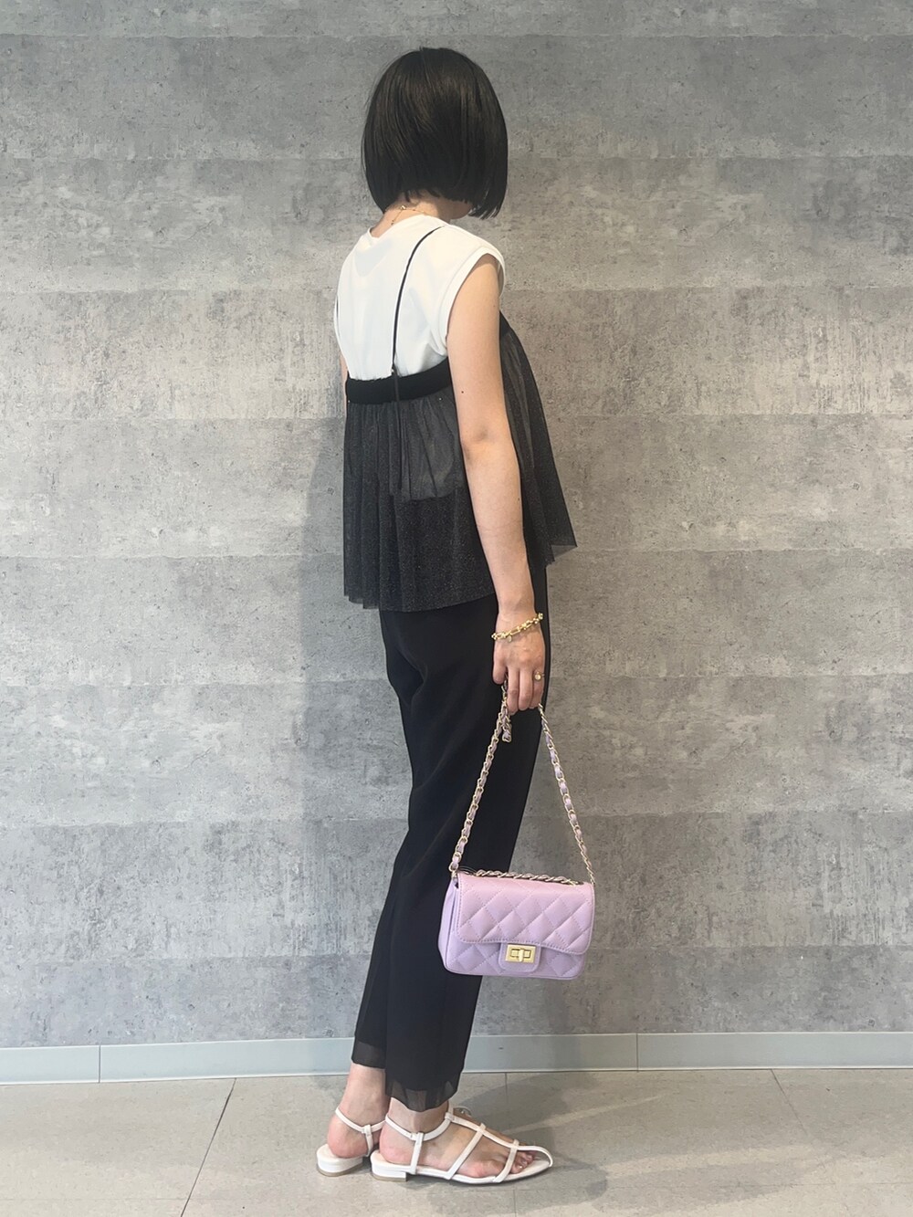 ホワイト系のサンダル、ホワイト系のTシャツ/カットソー、ブラック系のシャツ/ブラウスを着用したレディースの夏コーディネートの4枚目の写真