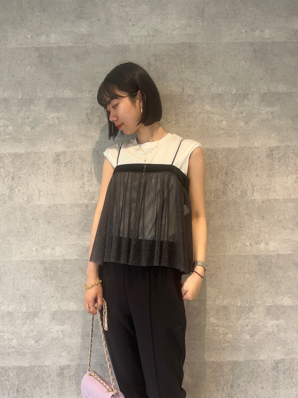 ホワイト系のサンダル、ホワイト系のTシャツ/カットソー、ブラック系のシャツ/ブラウスを着用したレディースの夏コーディネートの5枚目の写真