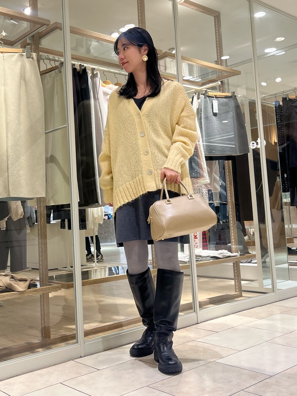 「冬コーデ、おでかけコーデ、オトナカジュアル、大人女子、ラフコーデ、着回しコーデ、カラーコーデ、イエロー、ノーリーズ、高身長女子、高身長コーデ、ミニスカート、カーディガン、カジュアルコーデ、大人カジュアル」｜「NOLLEY’Sのボストンバッグ（ショルダーバッグ、ベージュ系）」を使った、RINAさん（レディース・169cm）の冬コーディネートの2枚目の写真