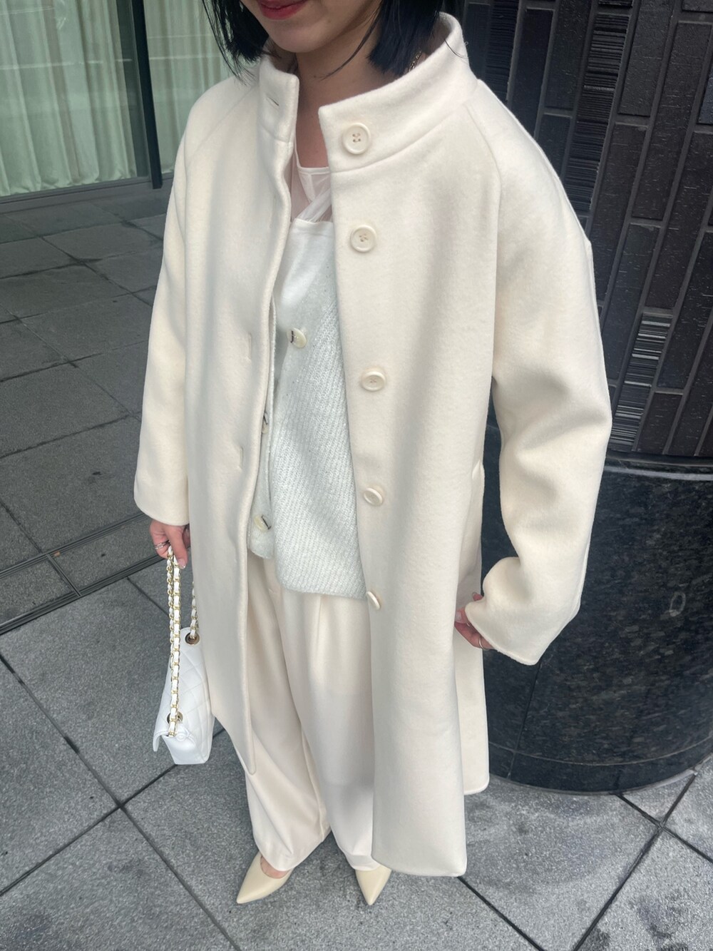 ホワイト系のパンプス、ホワイト系のその他パンツ、ホワイト系のその他アウターを着用したレディースの冬コーディネートの6枚目の写真