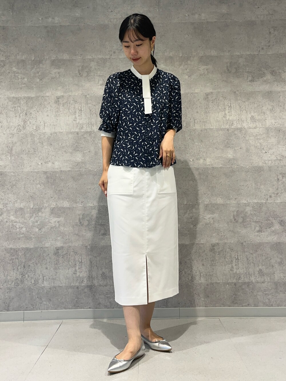 ホワイト系のスカート、ブルー系のシャツ/ブラウスを着用したレディースの秋コーディネートの3枚目の写真