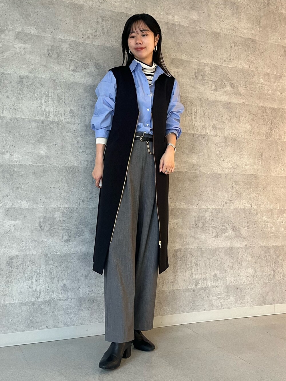 ホワイト系のニット/セーター、ブルー系のシャツ/ブラウス、グレー系のその他パンツを着用したレディースの秋コーディネートの7枚目の写真