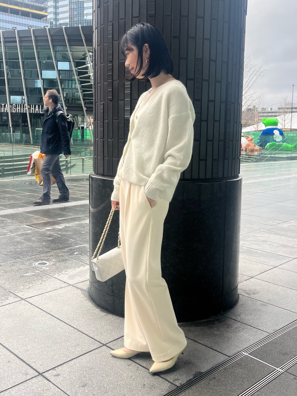 ホワイト系のパンプス、ホワイト系のショルダーバッグ、ホワイト系のその他パンツを着用したレディースの冬コーディネートの2枚目の写真