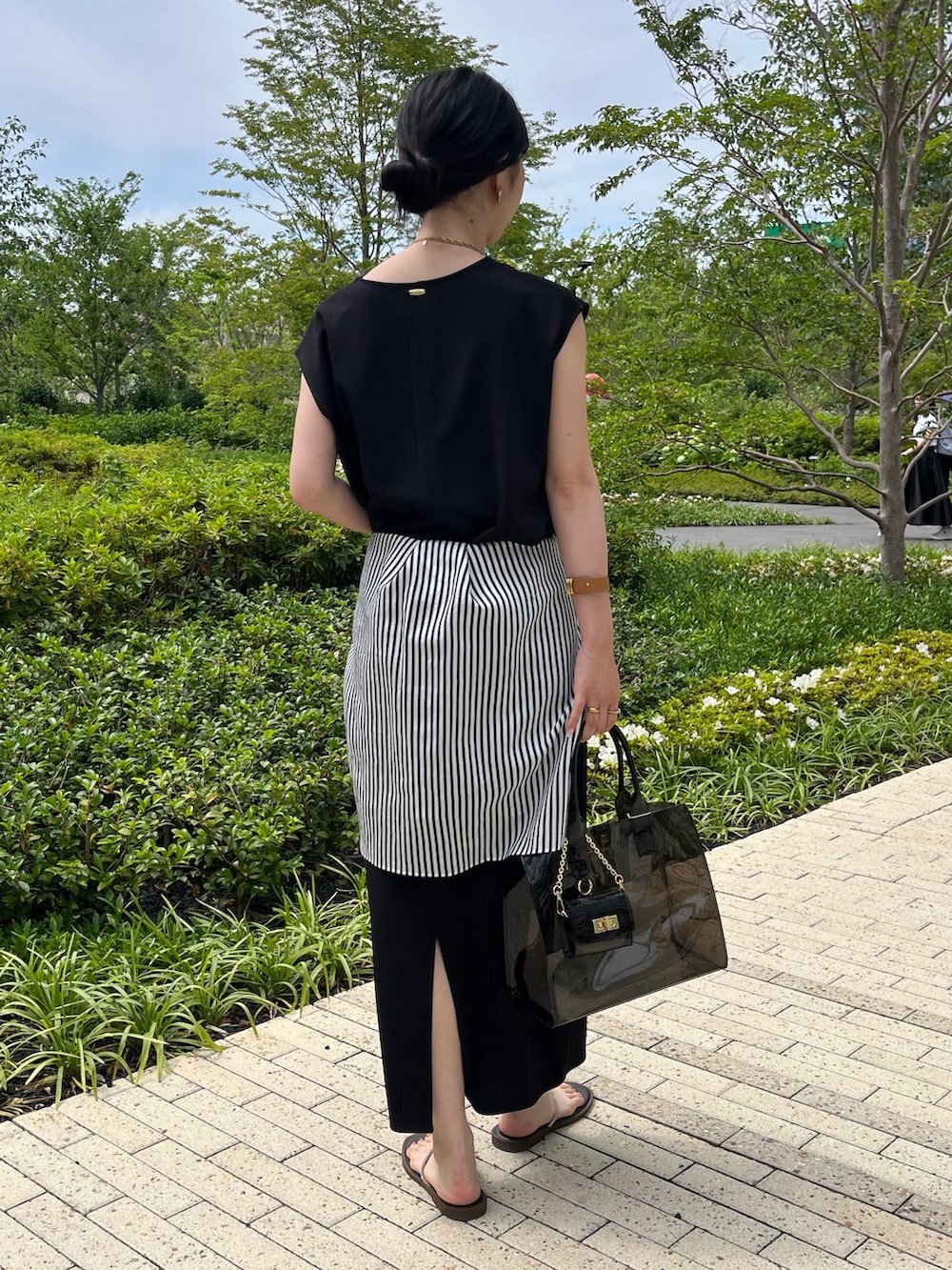 「大人カジュアル、大人コーデ、大人女子、きれいめカジュアル、キレイめ、夏、夏コーデ、ノーリーズ、ノーリーズソフィー、カジュアル、カジュアルコーデ、モノトーン、モノトーンコーデ、シャツスタイル」｜「NOLLEY’S Sophiの《セットアップ対応》マルチファンクションキーネックプルオーバーカットソー（Tシャツ/カットソー、ブラック系）」を使った、RINAさん（レディース・169cm）の夏コーディネートの4枚目の写真