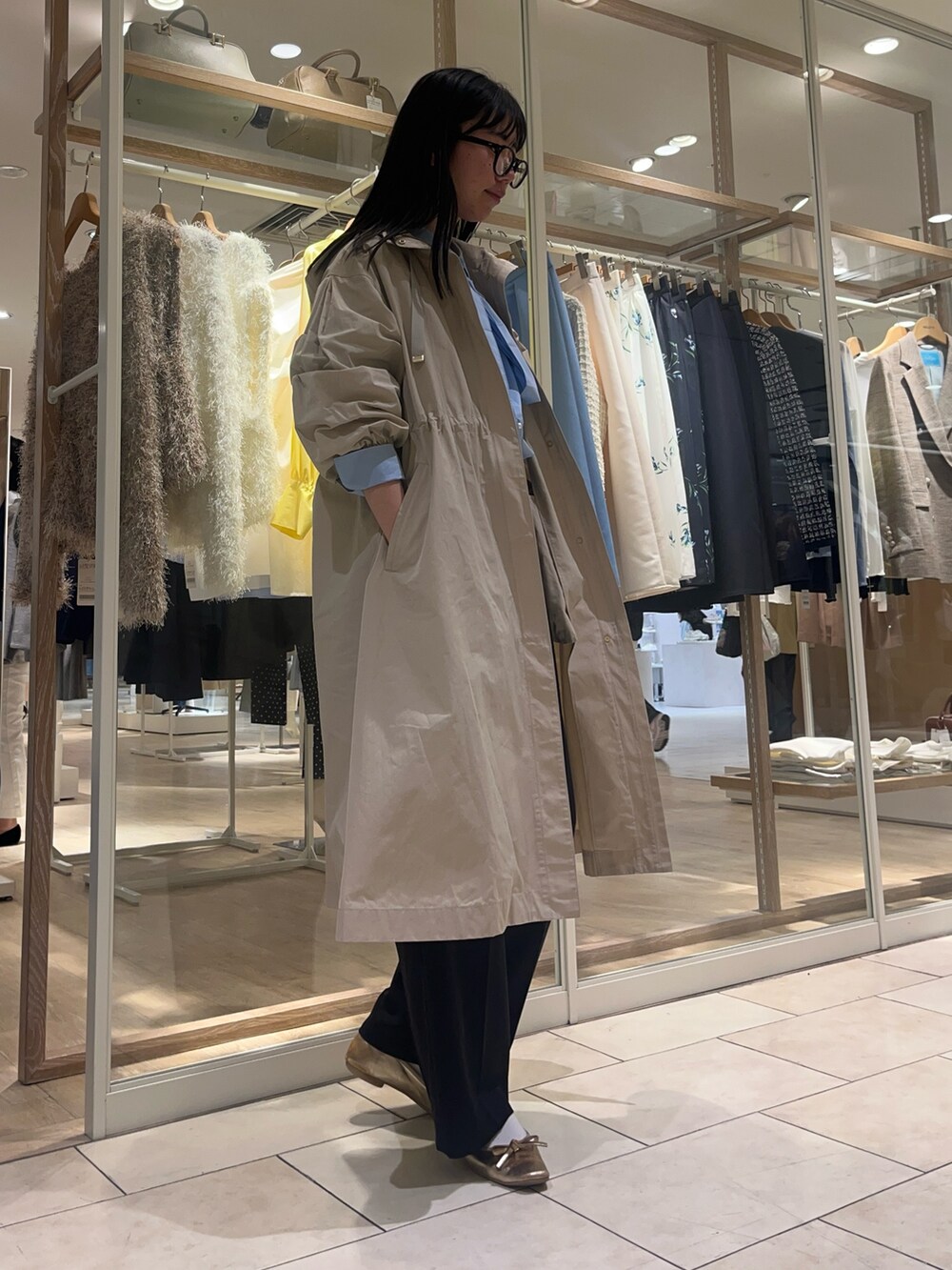 「春アウター、春コーデ、スプリングコート、ボウタイブラウス、オトナカジュアル、オトナ女子、大人カジュアル、大人コーデ、大人女子、きれいめカジュアル、キレイめ、カジュアルコーデ、カジュアル、ノーリーズ、高身長コーデ」｜「NOLLEY’Sのウォッシャブルクリスピーカルゼワイドパンツ（その他パンツ、ブラック系）」を使った、RINAさん（レディース・169cm）の冬コーディネートの3枚目の写真