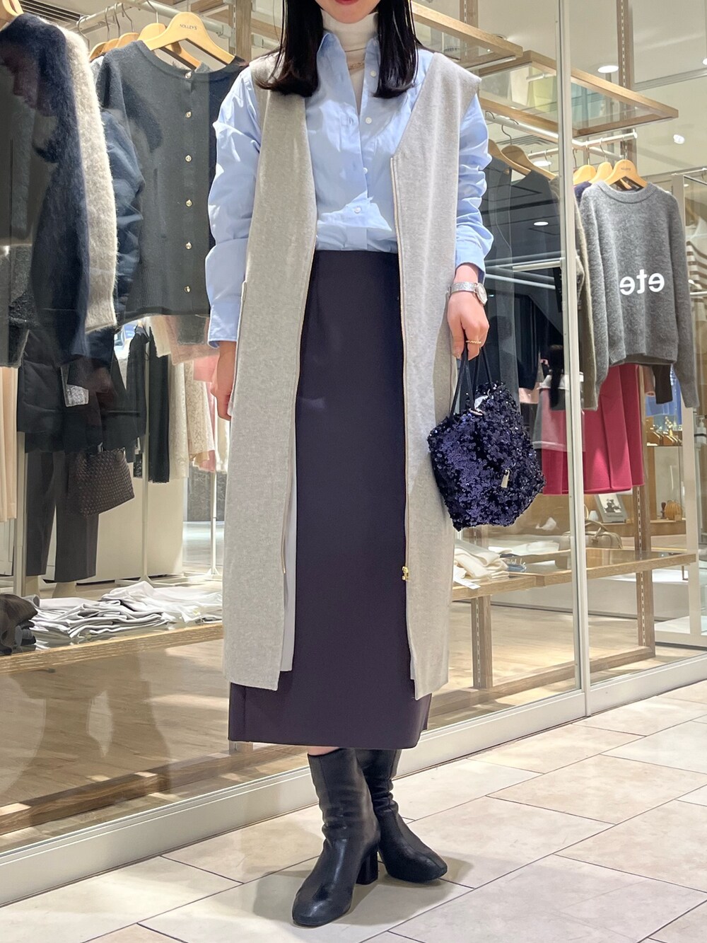「淡色コーデ、カジュアルスタイル、おでかけコーデ、シャツスタイル、キレイめ、大人女子、お仕事コーデ、大人カジュアル、大人コーデ、きれいめカジュアル、高身長女子、高身長コーデ、レイヤードスタイル、タイトスカート、ブーツ」｜「NOLLEY’Sの《手洗い可能》エタニティハイネックプルオーバーニット（ニット/セーター、ホワイト系）」を使った、RINAさん（レディース・169cm）の冬コーディネートの6枚目の写真