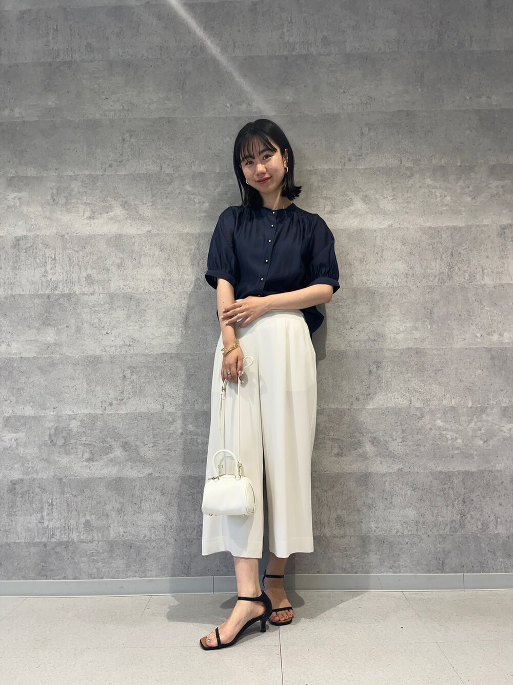 「オフィスカジュアル、オフィススタイル、ジャケット、ジャケットスタイル、夏コーデ、キレイめ、オトナ女子、ウォッシャブル、テーラードジャケット、ワイドパンツ、パンツスタイル、ノーリーズ、高身長女子、お出かけコーデ、シアートップス」｜「NOLLEY’SのウォッシャブルSYツイルテーラードジャケット（テーラードジャケット、ブルー系）」を使った、RINAさん（レディース・167cm）の夏コーディネートの7枚目の写真