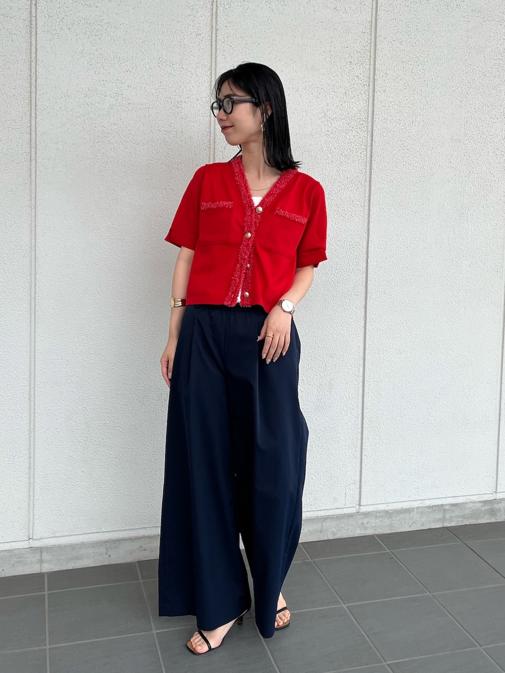 レッド系のカーディガン/ボレロ、ブルー系のその他パンツ、ホワイト系のタンクトップを着用したレディースの春コーディネートの3枚目の写真