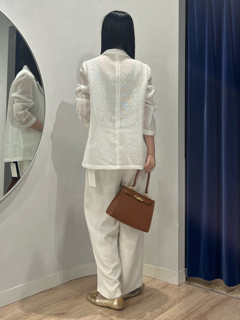 ホワイト系のその他パンツ、イエロー系のショルダーバッグ、ホワイト系のテーラードジャケットを着用したレディースの春コーディネートの4枚目の写真