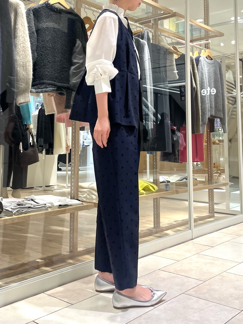 「オケージョン、セレモニー、大人女子、大人コーデ、キレイめ、きれいめコーディネート、セットアップ、ドット、パンツスタイル、パンツコーデ、ジレ、ベスト、ノーリーズ、高身長女子、高身長コーデ」｜「NOLLEY’Sの《セットアップ対応》ウォッシャブルドットツッキリペプラムジレ（ベスト、ブラック系）」を使った、RINAさん（レディース・169cm）の冬コーディネートの6枚目の写真