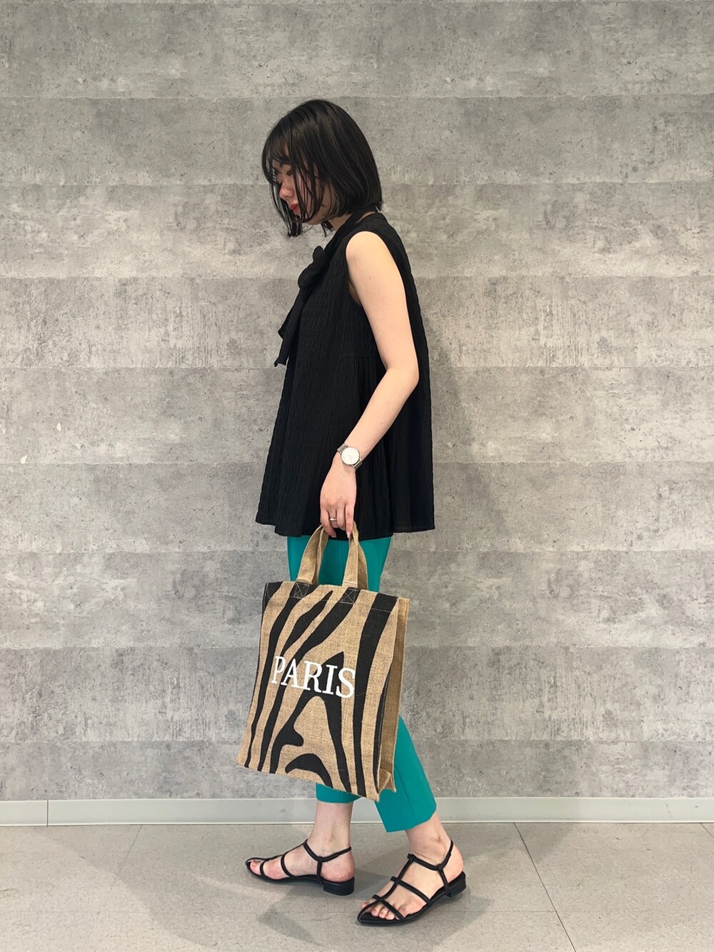 ブラック系のシャツ/ブラウス、グリーン系のその他パンツ、その他のトートバッグを着用したレディースの春コーディネートの3枚目の写真