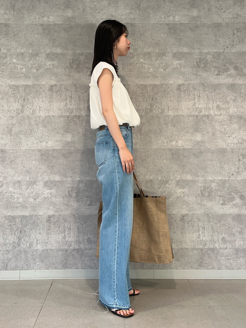 ホワイト系のTシャツ/カットソー、その他のトートバッグ、ブルー系のデニムパンツを着用したレディースの夏コーディネートの5枚目の写真