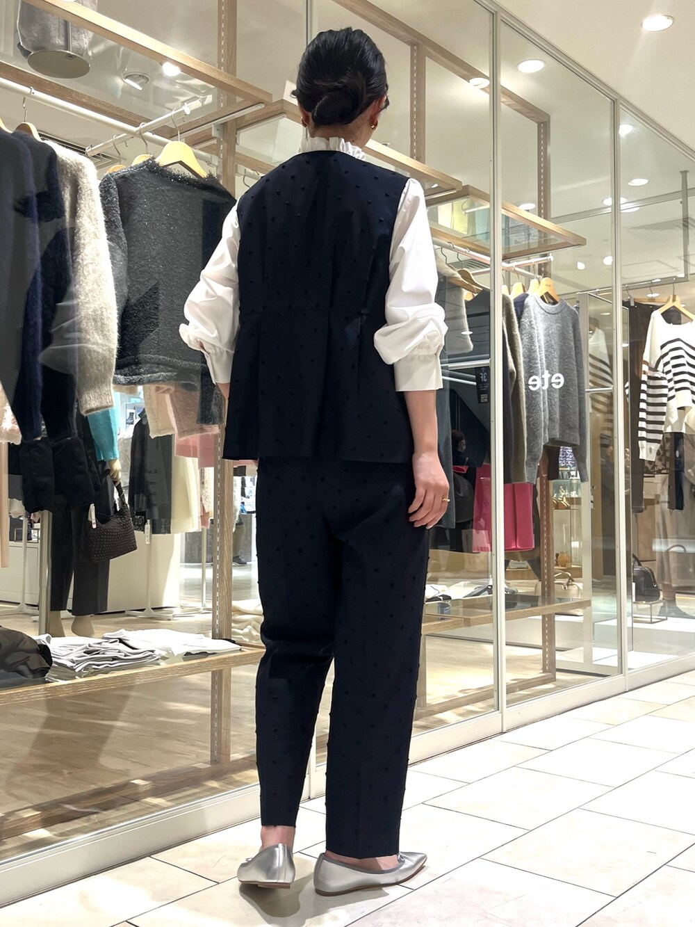 「オケージョン、セレモニー、大人女子、大人コーデ、キレイめ、きれいめコーディネート、セットアップ、ドット、パンツスタイル、パンツコーデ、ジレ、ベスト、ノーリーズ、高身長女子、高身長コーデ」｜「NOLLEY’Sの《セットアップ対応》ウォッシャブルドットツッキリペプラムジレ（ベスト、ブラック系）」を使った、RINAさん（レディース・169cm）の冬コーディネートの5枚目の写真