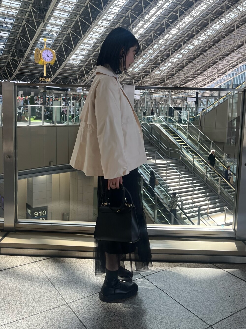 ホワイト系のブルゾン、ブルー系のニット/セーター、ブラック系のスカートを着用したレディースの秋コーディネートの4枚目の写真