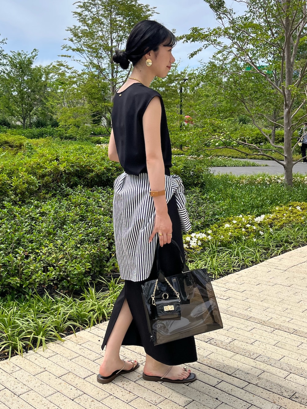 「大人カジュアル、大人コーデ、大人女子、きれいめカジュアル、キレイめ、夏、夏コーデ、ノーリーズ、ノーリーズソフィー、カジュアル、カジュアルコーデ、モノトーン、モノトーンコーデ、シャツスタイル」｜「NOLLEY’S Sophiの《セットアップ対応》マルチファンクションキーネックプルオーバーカットソー（Tシャツ/カットソー、ブラック系）」を使った、RINAさん（レディース・169cm）の夏コーディネートの3枚目の写真