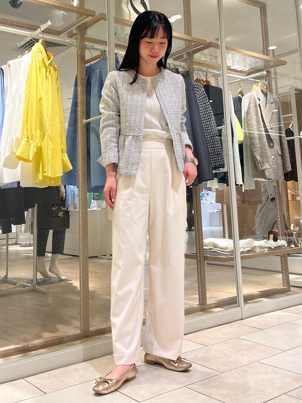「きれいめカジュアル、キレイめ、大人コーデ、大人女子、オケージョン、セットアップ、ツイード、ツイードジャケット、ワイドパンツ、ノーリーズ、高身長女子、高身長コーデ、入学式、入園式、オフィスカジュアル」｜「NOLLEY’Sの《セットアップ対応》ウォッシャブルウール調サージストレッチタックセミワイドパンツ（その他パンツ、ホワイト系）」を使った、RINAさん（レディース・169cm）の冬コーディネートの6枚目の写真