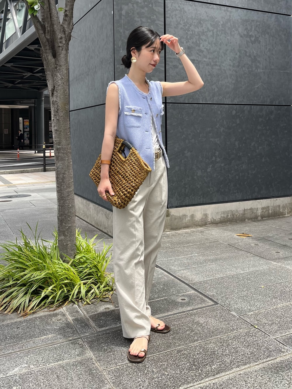 「ベスト、ベストコーデ、大人カジュアル、大人コーデ、大人女子、大人かわいい、きれいめカジュアル、キレイめ、カジュアルコーデ、カジュアル、夏、夏コーデ、ノーリーズ、ノーリーズソフィー」｜「NICOLAS LAINASの【NICOLAS LAINAS/ニコラス ライナス】 メタリックフィンガーフックサンダル【NOLLEY'S mgr. 松葉☆別注アイテム】（サンダル、ブラウン系）」を使った、RINAさん（レディース・169cm）の夏コーディネートの2枚目の写真