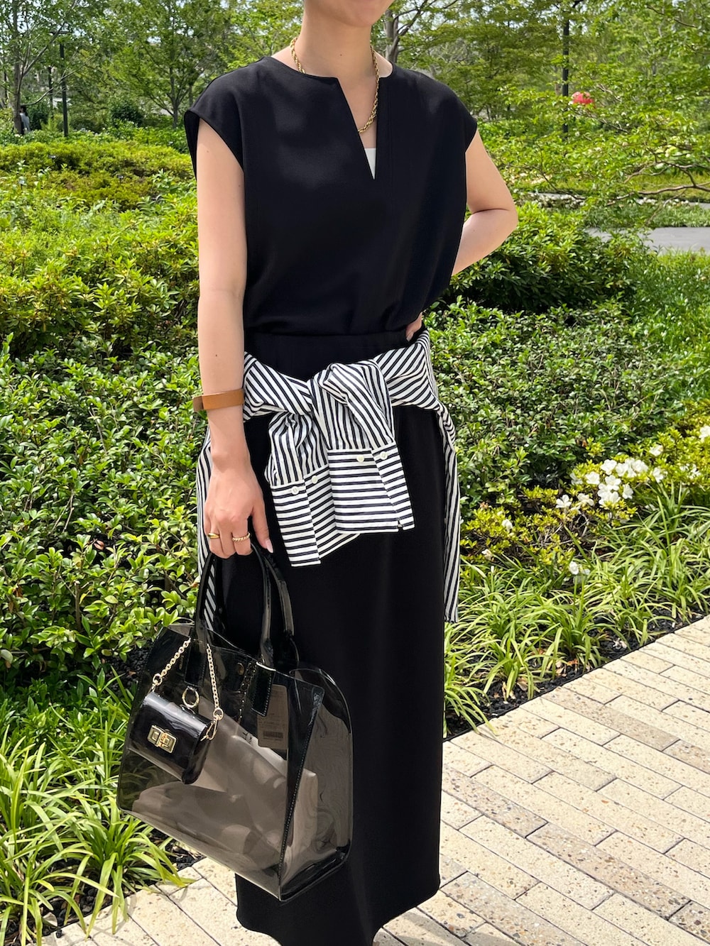 「大人カジュアル、大人コーデ、大人女子、きれいめカジュアル、キレイめ、夏、夏コーデ、ノーリーズ、ノーリーズソフィー、カジュアル、カジュアルコーデ、モノトーン、モノトーンコーデ、シャツスタイル」｜「NOLLEY’S Sophiの《セットアップ対応》マルチファンクションキーネックプルオーバーカットソー（Tシャツ/カットソー、ブラック系）」を使った、RINAさん（レディース・169cm）の夏コーディネートの6枚目の写真