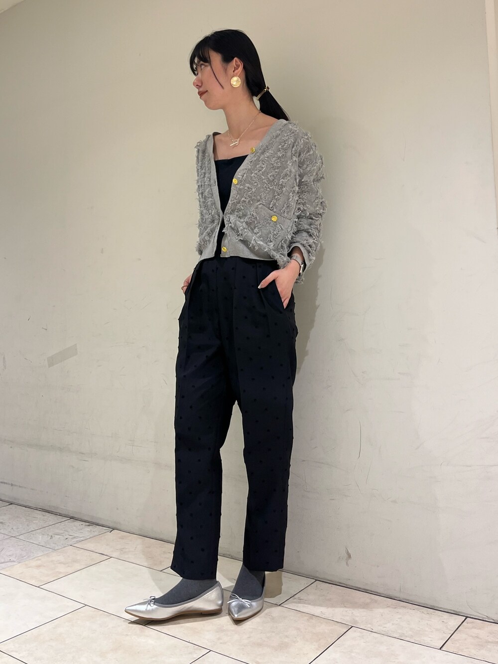 ブラック系のその他パンツ、グレー系のカーディガン/ボレロ、シルバー系のネックレスを着用したレディースの春コーディネートの3枚目の写真