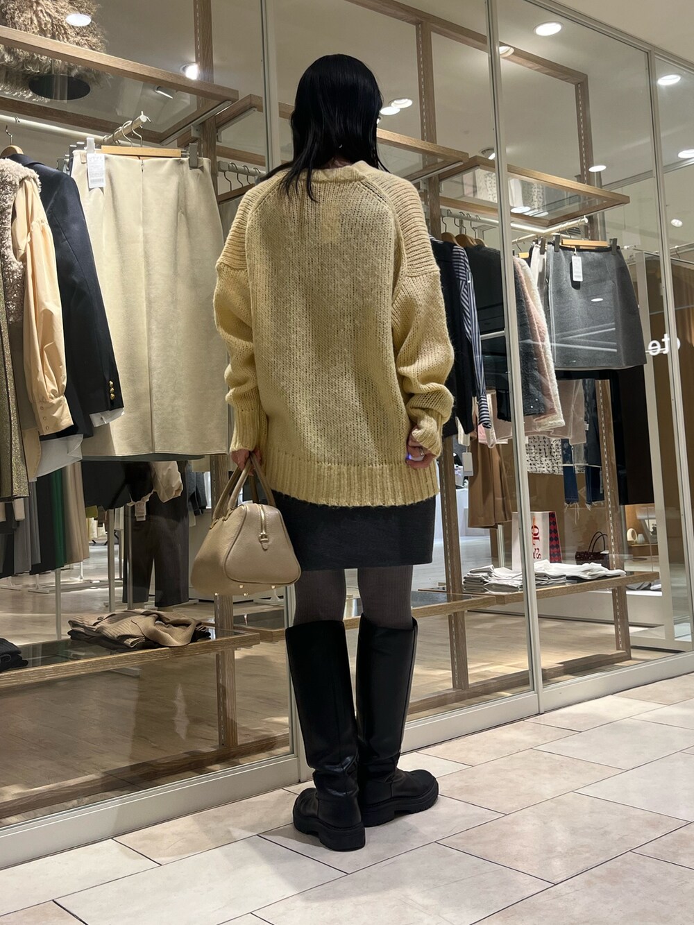 「冬コーデ、おでかけコーデ、オトナカジュアル、大人女子、ラフコーデ、着回しコーデ、カラーコーデ、イエロー、ノーリーズ、高身長女子、高身長コーデ、ミニスカート、カーディガン、カジュアルコーデ、大人カジュアル」｜「NOLLEY’Sのボストンバッグ（ショルダーバッグ、ベージュ系）」を使った、RINAさん（レディース・169cm）の冬コーディネートの4枚目の写真