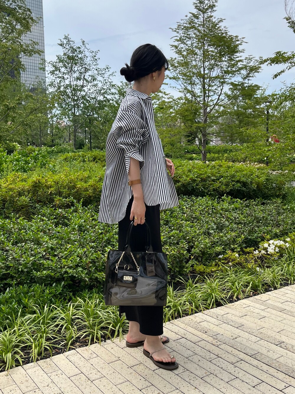 「ストライプシャツ、ストライプ、セットアップ、ノースリーブ、タイトスカート、ワントーン、大人カジュアル、大人コーデ、大人女子、きれいめカジュアル、キレイめ、ノーリーズ、ノーリーズソフィー、夏コーデ、シンプルスタイル」｜「NOLLEY’S Sophiのタンブラーストライプ3WAYシャツ（シャツ/ブラウス、ブルー系）」を使った、RINAさん（レディース・169cm）の夏コーディネートの3枚目の写真