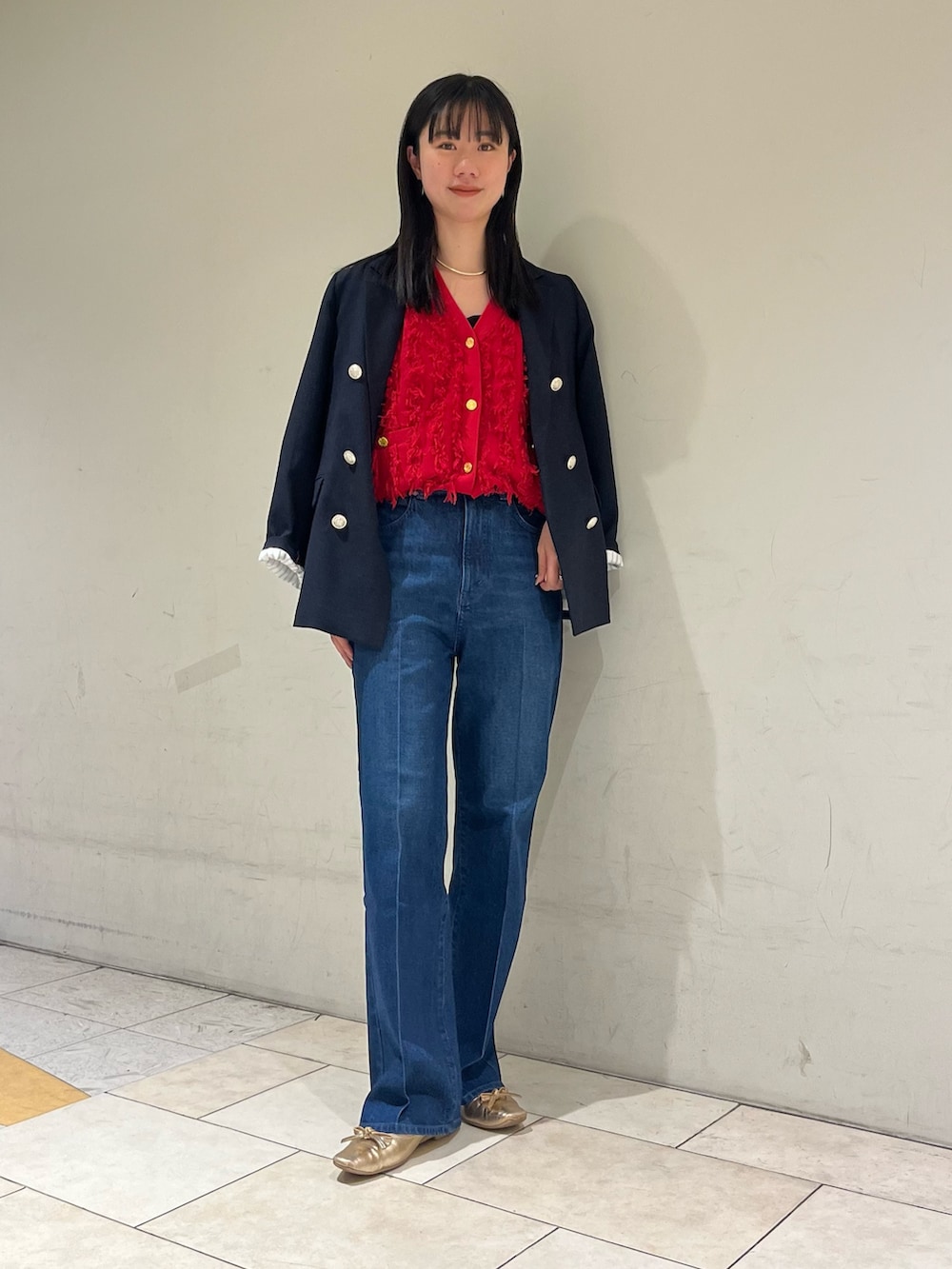「パンツスタイル、休日スタイル、春服、オトナカジュアル、オトナ女子、きれいめカジュアル、キレイめ、ジャケット、紺ブレ、デニム、デニムパンツ、ノーリーズ、高身長女子、高身長コーデ」｜「NOLLEY’Sのブッチャーダブルジャケット（テーラードジャケット、ブルー系）」を使った、RINAさん（レディース・169cm）の冬コーディネートの2枚目の写真