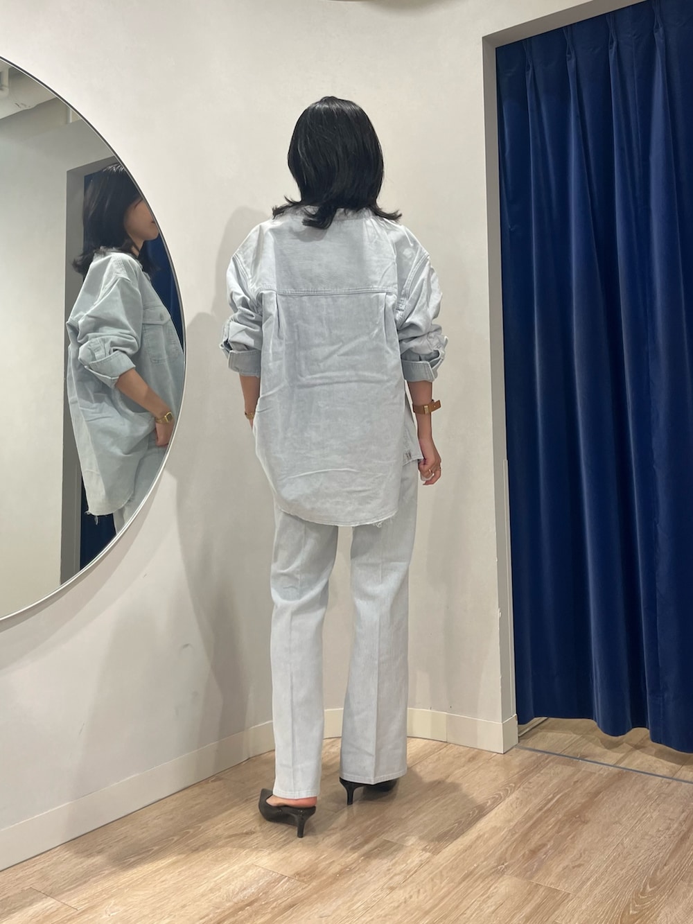 ブルー系のシャツ/ブラウス、ブルー系のデニムパンツを着用したレディースの秋コーディネートの4枚目の写真