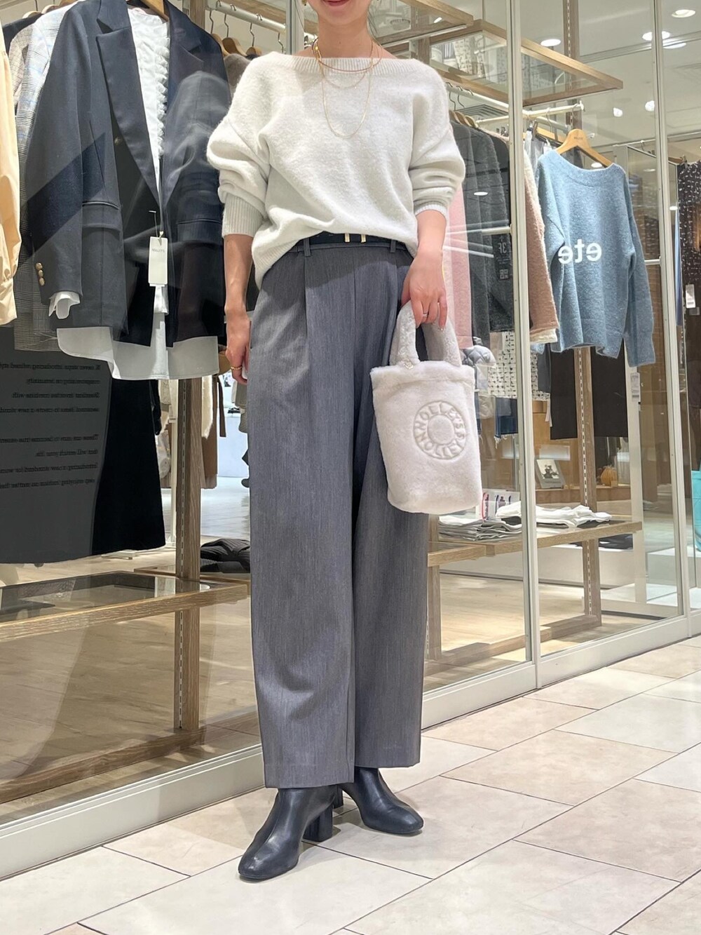 「冬コーデ、冬、シンプルスタイル、オトナ女子、クリスマスコーデ、キレイめコーデ、ブーツスタイル、大人可愛い、パンツスタイル、グレー、高身長女子、ラメニット、ノーリーズ、高身長コーデ、きれいめカジュアル」｜「NOLLEY’S Sophiのモヘヤラメスパンコール2WAYプルオーバーニット（ニット/セーター、ホワイト系）」を使った、RINAさん（レディース・169cm）の冬コーディネートの3枚目の写真