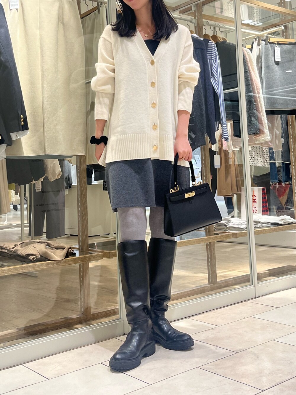 「冬コーデ、大人コーデ、オトナカワイイ、休日スタイル、クリスマスコーデ、オトナカジュアル、きれいめコーデ、スカートスタイル、高身長コーデ、大人女子、きれいめカジュアル、ミニスカート、カーディガン、ノーリーズ、高身長女子」｜「NOLLEY’Sのミラノリブミニスカート（スカート、グレー系）」を使った、RINAさん（レディース・169cm）の冬コーディネートの3枚目の写真