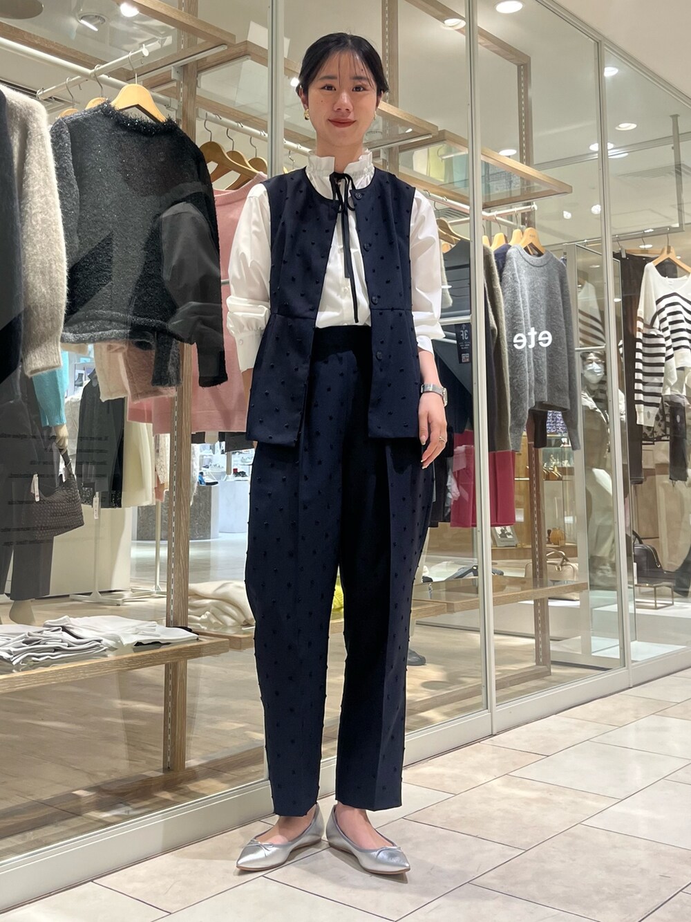 「オケージョン、セレモニー、大人女子、大人コーデ、キレイめ、きれいめコーディネート、セットアップ、ドット、パンツスタイル、パンツコーデ、ジレ、ベスト、ノーリーズ、高身長女子、高身長コーデ」｜「NOLLEY’Sの《セットアップ対応》ウォッシャブルドットツッキリペプラムジレ（ベスト、ブラック系）」を使った、RINAさん（レディース・169cm）の冬コーディネートの2枚目の写真