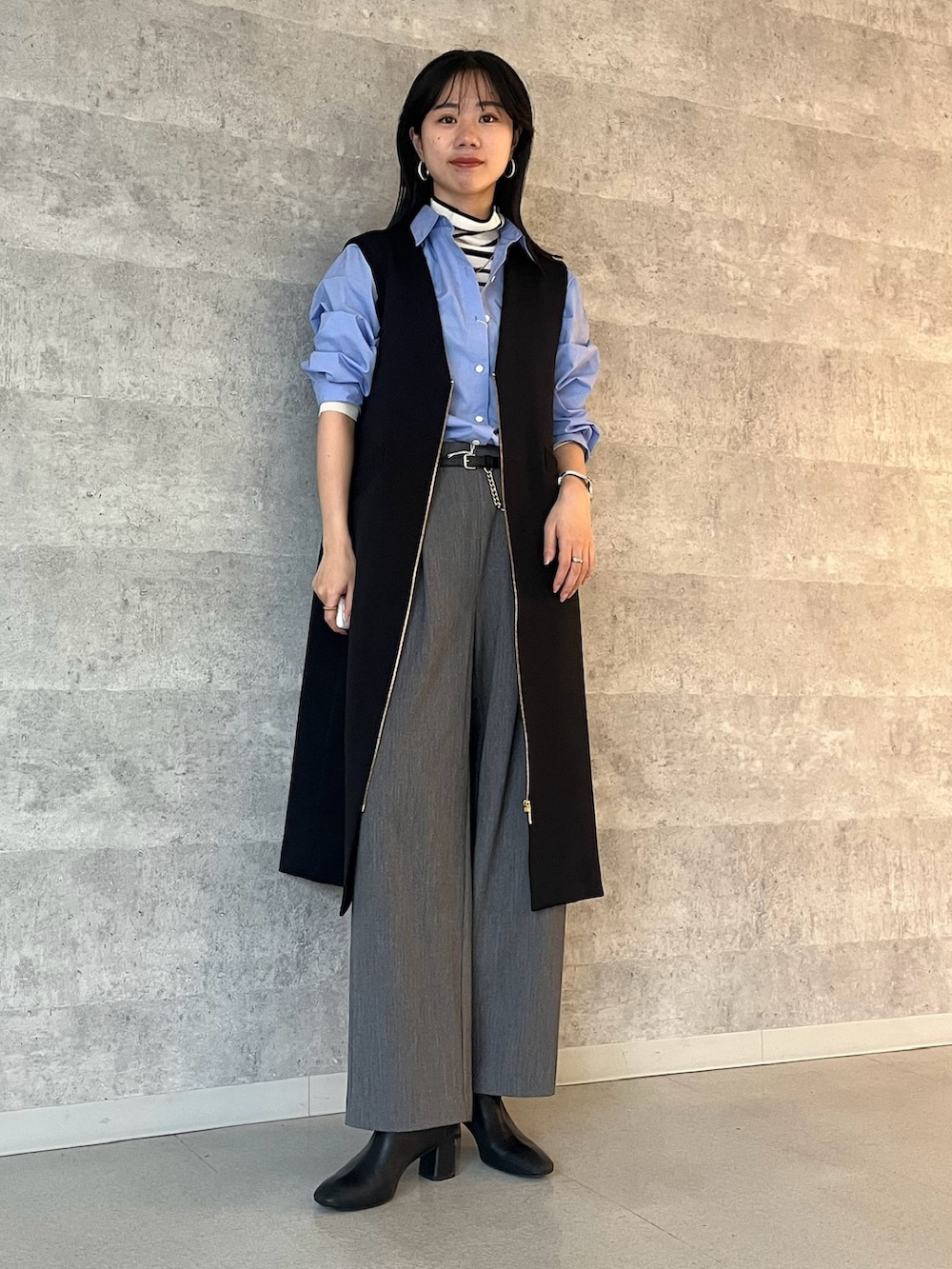 ホワイト系のニット/セーター、ブルー系のシャツ/ブラウス、グレー系のその他パンツを着用したレディースの秋コーディネートの3枚目の写真