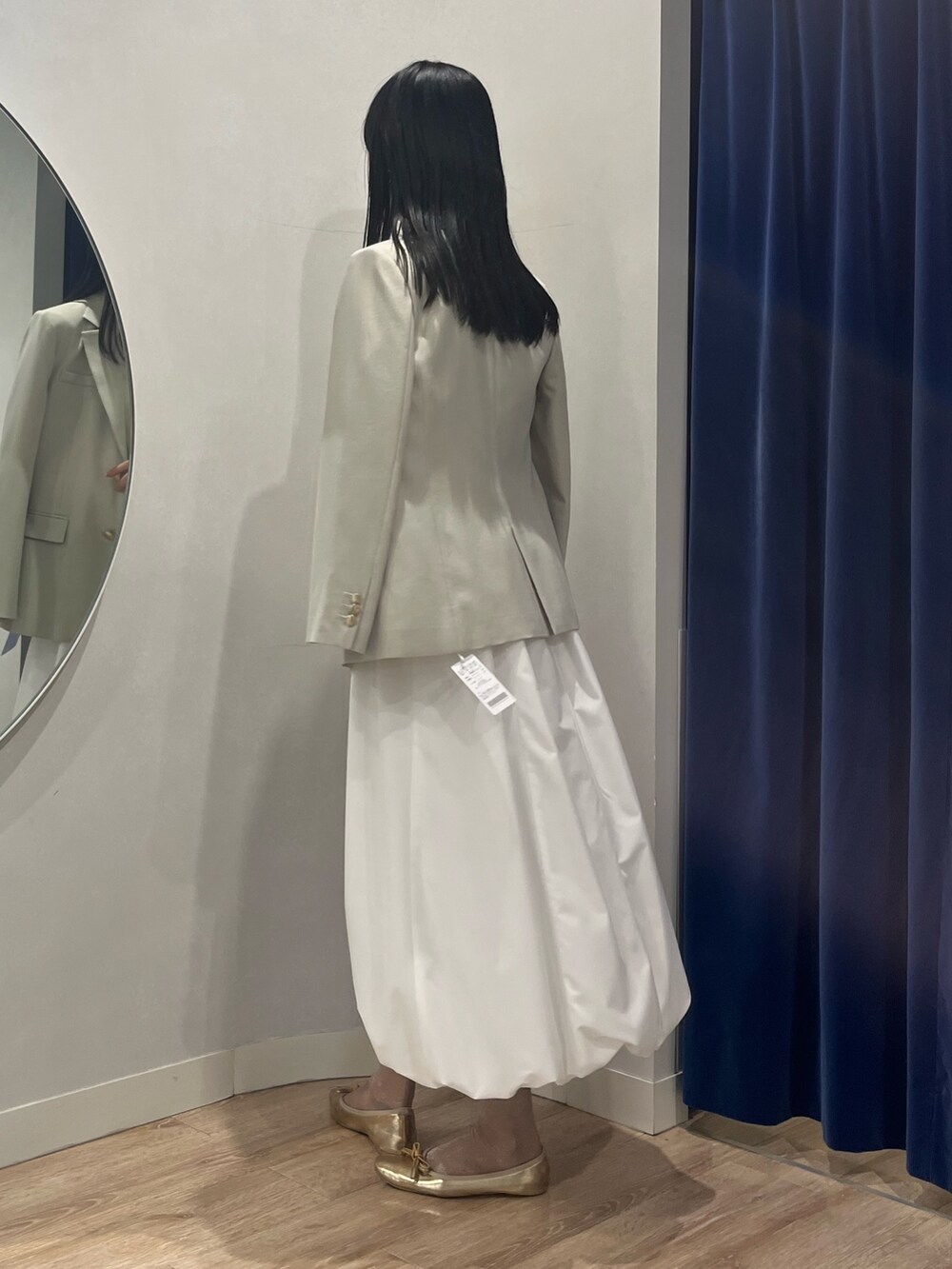 「大人カジュアル、オトナカジュアル、春服、大人ファッション、春ファッション、オトナ女子、おでかけコーデ、高身長女子、大人女子、バルーンスカート、ジャケット、ノーリーズ、ノーリーズソフィー」｜「NOLLEY’S Sophiの《セットアップ対応》ウォッシャブル梳毛合繊テーラードジャケット（テーラードジャケット、ベージュ系）」を使った、RINAさん（レディース・169cm）の春コーディネートの4枚目の写真