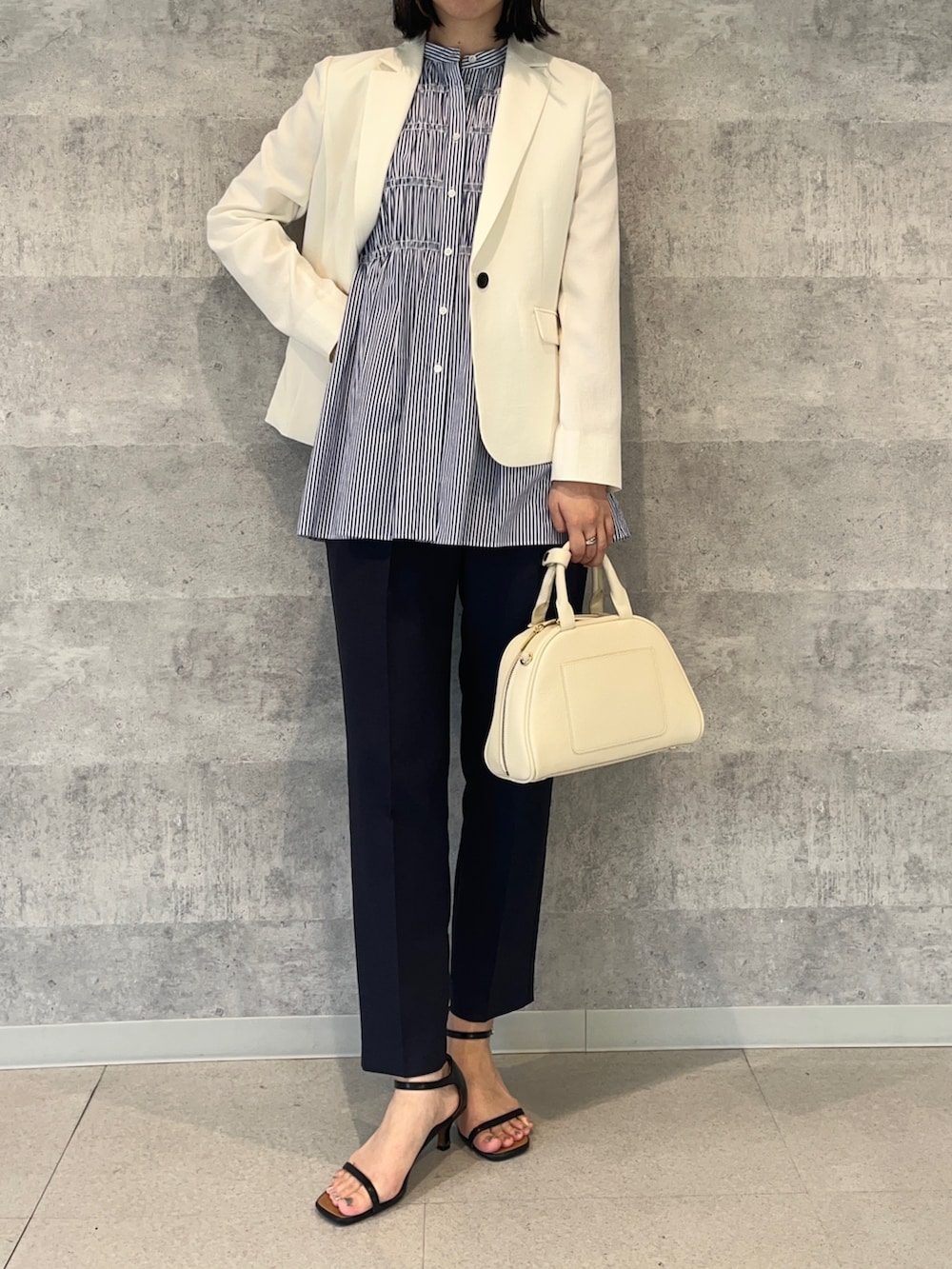 ホワイト系のテーラードジャケット、ブルー系のその他パンツ、ブルー系のシャツ/ブラウスを着用したレディースの夏コーディネートの2枚目の写真