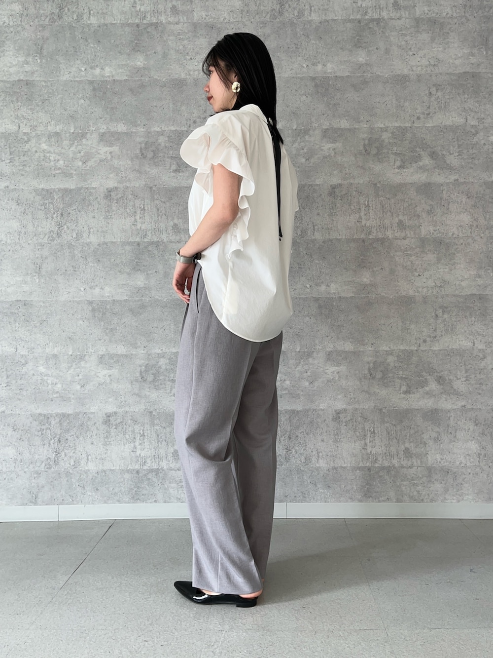 グレー系のその他パンツ、ホワイト系のシャツ/ブラウス、ブラック系のパンプスを着用したレディースの夏コーディネートの2枚目の写真