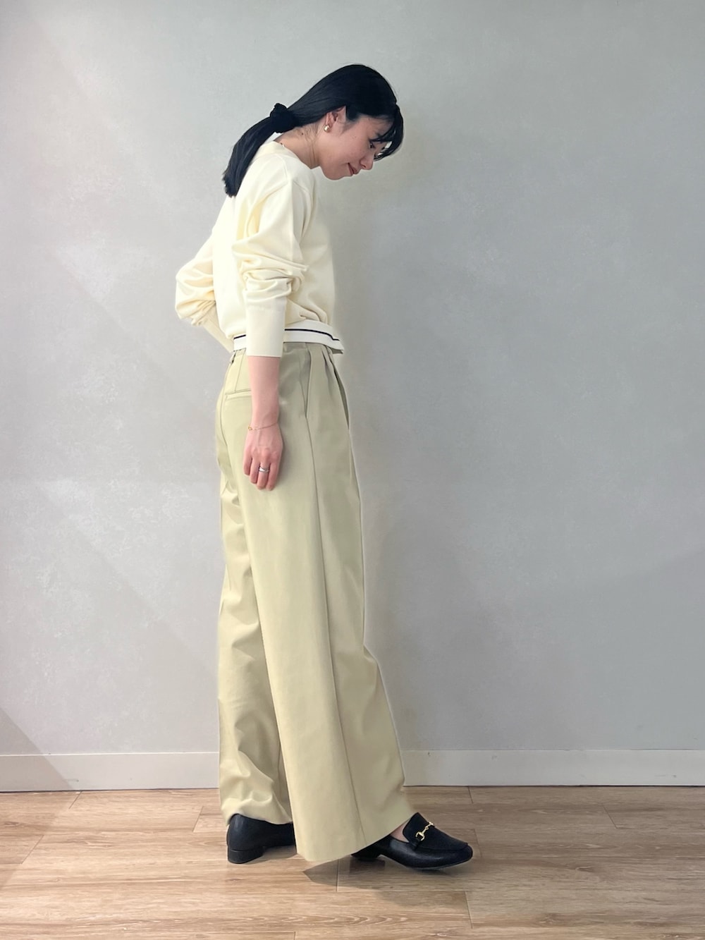 「春色、春コーデ、カジュアルスタイル、大人ファッション、オトナ女子、レディースファッション、カジュアルガーリー、高身長女子、淡色女子、パンツコーデ、ワントーンコーデ、きれいめカジュアル、キレイめ、キレイめカジュアル、大人カジュアル」｜「NOLLEY’S Sophiの《手洗い可能》ポロ衿プルオーバーニット（ニット/セーター、ホワイト系）」を使った、RINAさん（レディース・169cm）の春コーディネートの5枚目の写真