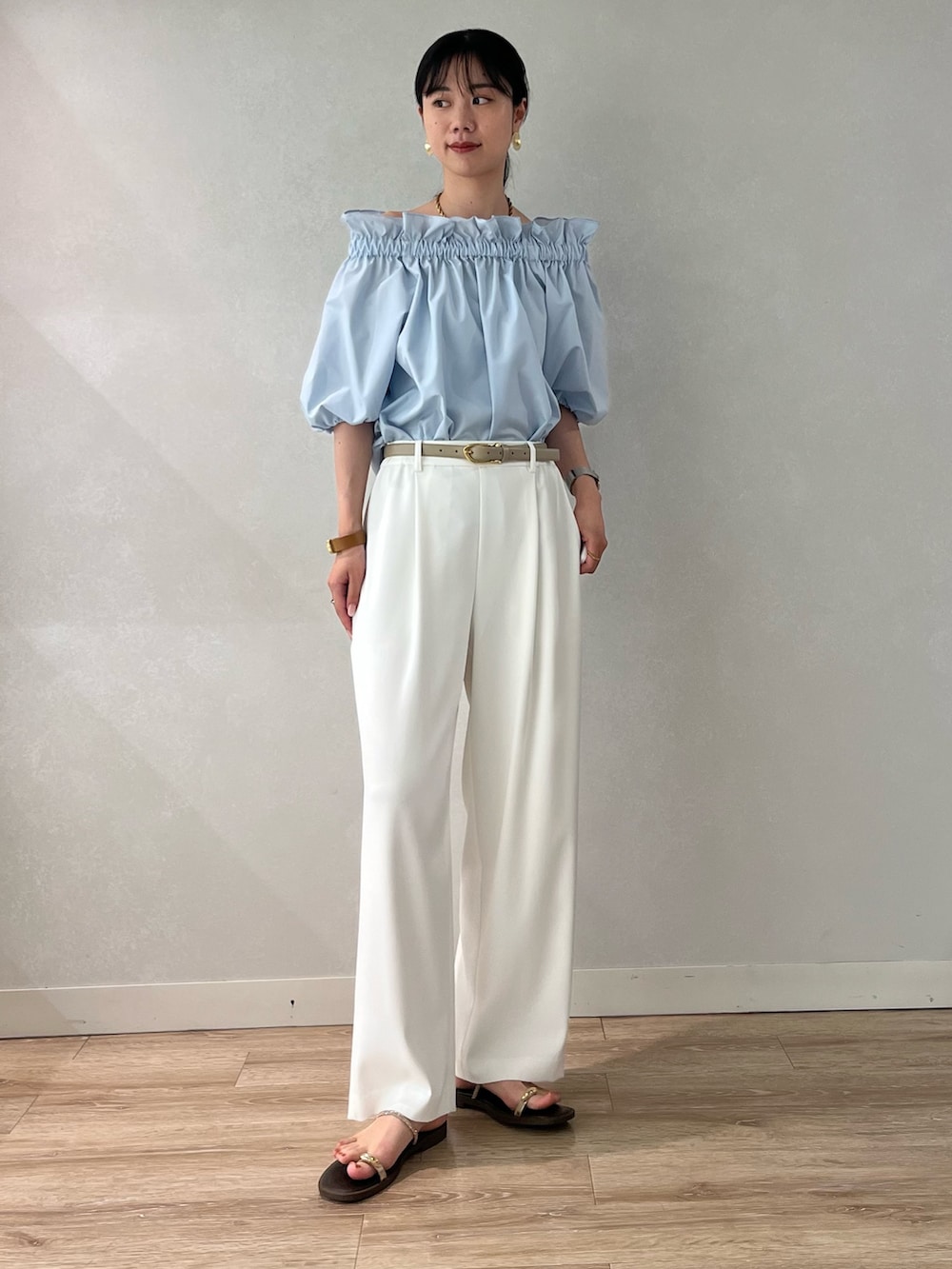 「夏コーデ、大人カジュアルコーデ、大人コーデ、夏服、カジュアルスタイル、デイリーカジュアル、淡色コーデ、ブラウスコーデ、高身長女子、高身長コーデ、大人かわいい、オフショル、オフショルブラウス」｜「NOLLEY’S Sophiのタフタオフショル2WAYブラウス（シャツ/ブラウス、ブルー系）」を使った、RINAさん（レディース・169cm）の夏コーディネートの6枚目の写真