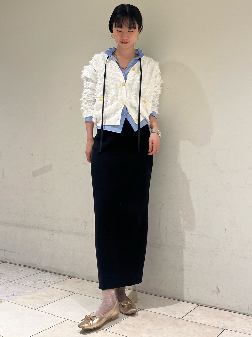 ブラック系のスカート、ブルー系のシャツ/ブラウス、ホワイト系のカーディガン/ボレロを着用したレディースの冬コーディネートの7枚目の写真
