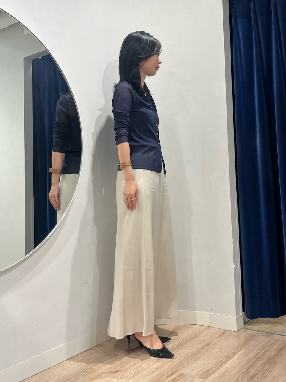 ベージュ系のスカート、ブルー系のカーディガン/ボレロを着用したレディースの秋コーディネートの5枚目の写真