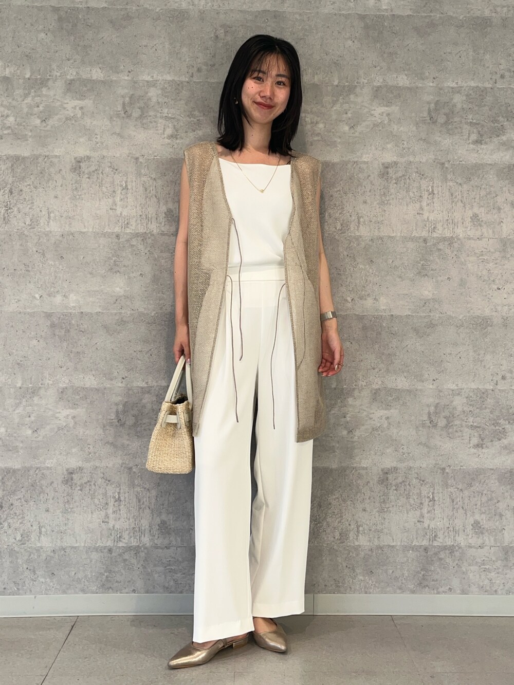 ホワイト系のその他パンツ、ホワイト系のかごバッグ、ホワイト系のキャミソールを着用したレディースの夏コーディネートの7枚目の写真